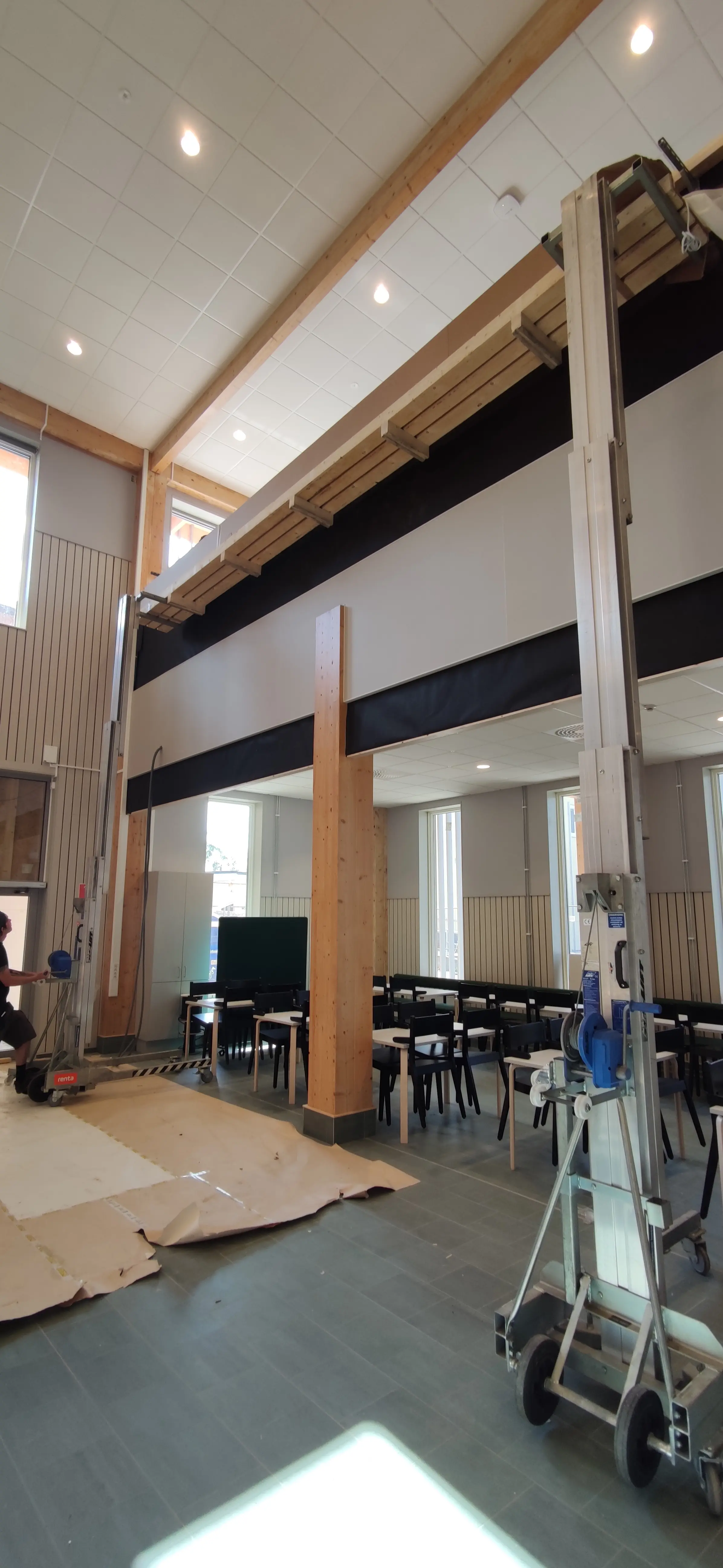 Montage av projektorduk i Minnebergsskolans aula